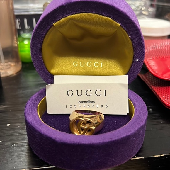 This iconic Gucci Double G signet ring in brilliant 18K yellow gold - Picture 1 of 1